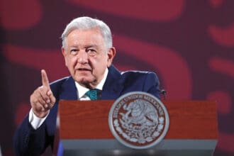 El presidente López Obrador durante una rueda de prensa matutina en Palacio Nacional. Foto de EFE/ Sáshenka Gutiérrez.