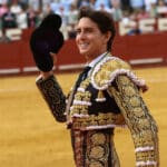 El diestro peruano Andrés Roca Rey durante el festejo taurino de Feria celebrado en la plaza de toros de Jerez. Foto de EFE/ Román Ríos.