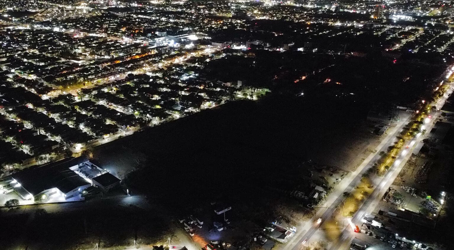 Fotografía aérea que muestra un apagón eléctrico este martes en algunas zonas de la ciudad de León (México). Foto de EFE/ Luis Ramírez.