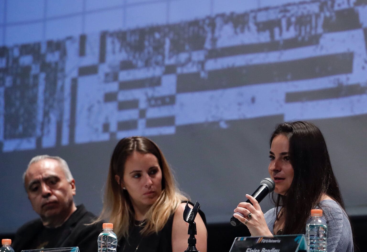 La directora general de Reinserta,, acompañada de Juan Martín Pérez de Tejiendo redes infancias, y de la cofundadora de Reinserta, Saskia Niño de Rivera, participan durante una rueda de prensa. Foto de EFE/ Sáshenka Gutiérrez.