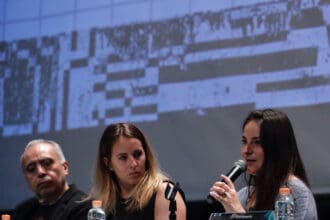 La directora general de Reinserta,, acompañada de Juan Martín Pérez de Tejiendo redes infancias, y de la cofundadora de Reinserta, Saskia Niño de Rivera, participan durante una rueda de prensa. Foto de EFE/ Sáshenka Gutiérrez.