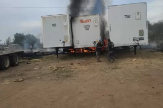 Un incendio de pasto seco provocó la quema de tres cajas de tráiler.